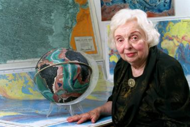 Marie Tharp: Η Google τιμά με Doodle την αμερικανίδα γεωλόγο