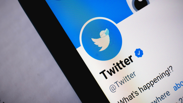 Το Twitter χαλαρώνει τους περιορισμούς στην πολιτική διαφήμιση επειδή τα έσοδα πέφτουν