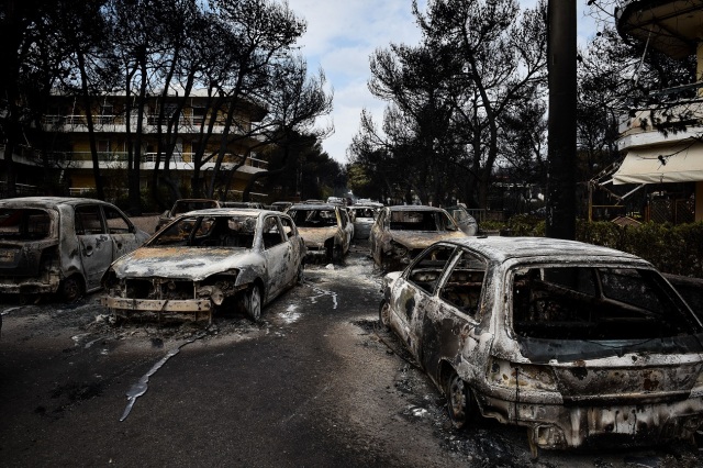 Συγγενείς θυμάτων στο Μάτι λένε ότι «υπάρχουν αταυτοποίητα τμήματα σορών» σε ομαδικό τάφο στο κοιμητήριο της Νέας Μάκρης