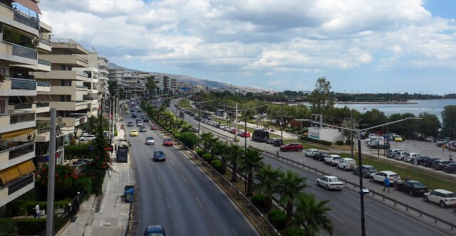 Κίνηση τώρα: Επικίνδυνο το οδόστρωμα στη λεωφόρο Ποσειδώνος, στην περιοχή του Αλίμου – Χύθηκαν λάδια