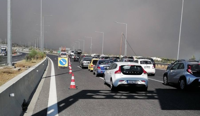 Μεγάλη φωτιά στο Λουτράκι: Έκλεισε η παλαιά και η νέα Εθνική οδός από Αγίους Θεοδώρους έως κόμβο Επιδαύρου