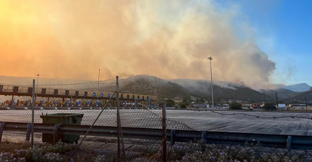 Φωτιά στο Λουτράκι: Άνοιξαν και τα δύο ρεύματα σε παλαιά και νέα Εθνική Οδό Αθηνών-Κορίνθου