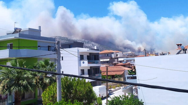 Live Update: Μεγάλη φωτιά κοντά σε σπίτια στον Κουβαρά Αττικής – Εκκένωση σε Πέτα, Μελισουργό και Ταμπούρι  – Δείτε βίντεο