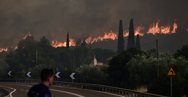 Live Update: Αγωνιώδεις μάχες με τις φλόγες –  Ανεξέλεγκτα μέτωπα σε Δερβενοχώρια, Λουτράκι, συγκλονιστικά βίντεο