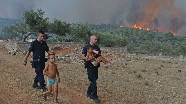 Φωτιά στα Δερβενοχώρια: Εκκένωση στον Άγιο Χαράλαμπο Μάνδρας – Αστυνομικοί παίρνουν τα παιδιά στα χέρια