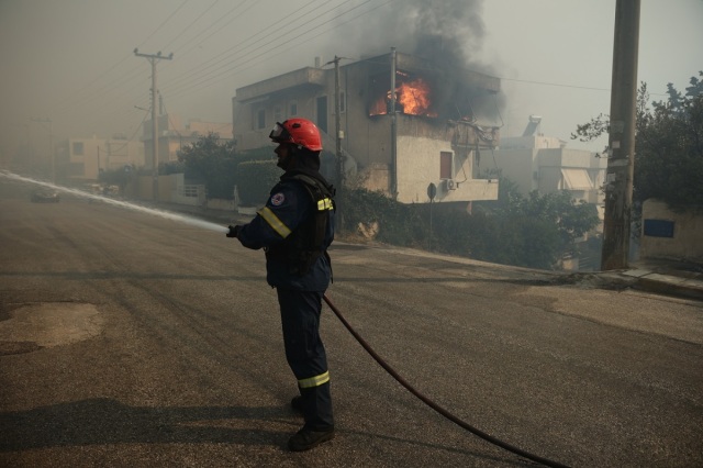 Πυροσβεστική: Η ενημέρωση στις 7:30 για τις φωτιές σε Δερβενοχώρια, Σαρωνίδα, Λουτράκι