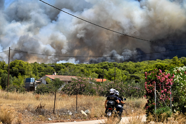 Φωτιά στο Λουτράκι: Πληγέντες φιλοξενούνται σε ξενοδοχεία