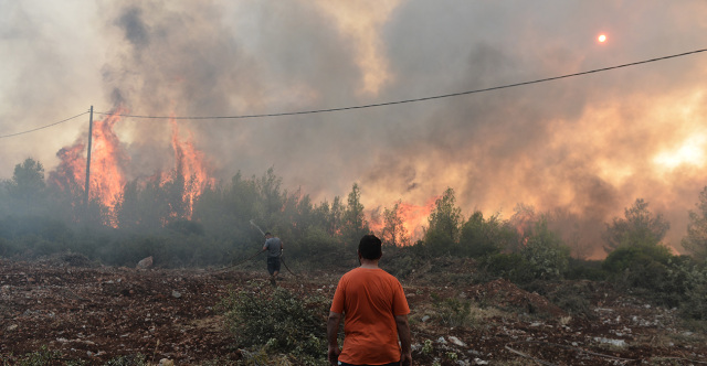 Φωτιά στη Μάνδρα: Επιχειρούν 22 αεροσκάφη και ελικόπτερα – «Σαν φωτοβολίδες πετάγονται οι κουκουνάρες»