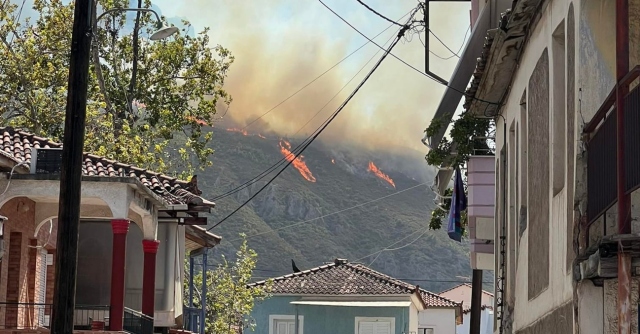 Φωτιά στο Αίγιο: Μήνυμα από το 112 για εκκένωση του οικισμού Κάστρο