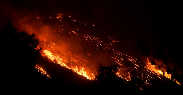 Φωτιά στο Αίγιο: Μήνυμα από το 112 για εκκένωση του χωριού Τράπεζα