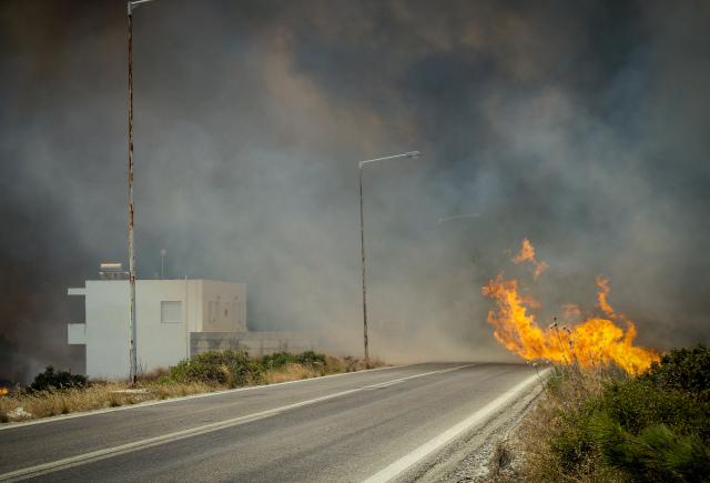 Φωτιά στη Ρόδο: Ανεξέλεγκτο παραμένει το πύρινο μέτωπο – Μάχη κατά των αναζωπυρώσεων ανάμεσα σε Ασκληπιείο και Γενάδι