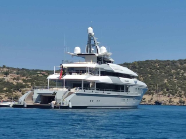 Πόρος: Τα Mega Yachts «Mogambo» και «Power Play» του συνιδρυτή της WhatsAPP στα ανοιχτά του Ρωσικού Ναυστάθμου