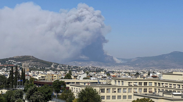 Μεγάλη φωτιά στη Φυλή: Εκκένωση προς Άνω Λιόσια – Εγκλωβισμένες μοναχές στη Μονή Κλειστών