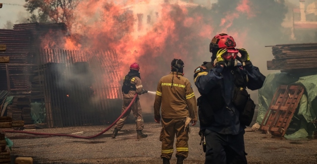 Live Update: Μαίνονται τα πύρινα μέτωπα – Λεπτό προς λεπτό η μάχη των πυροσβεστών