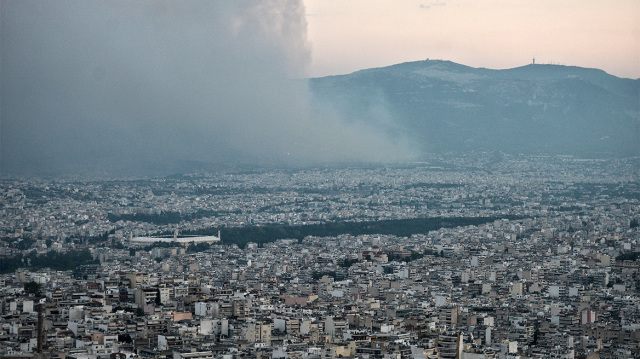 Φωτιά στην Πάρνηθα: Ο καπνός σκεπάζει τον ουρανό της Αθήνας – Δείτε φωτογραφίες και βίντεο