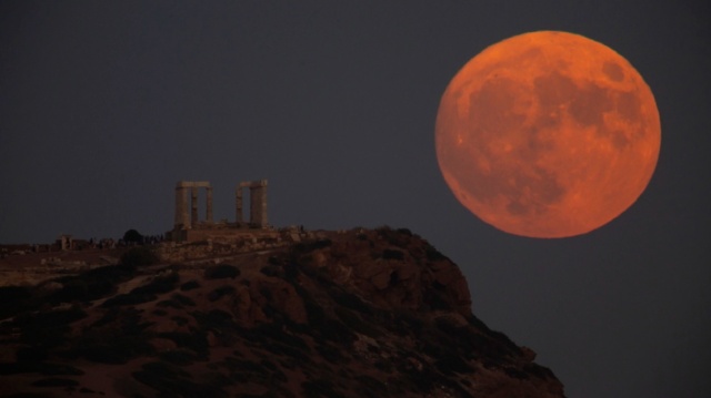 «Μάγεψε» η δεύτερη «υπερπανσέληνος» του Αυγούστου – Εντυπωσιακές εικόνες του «Blue Moon»