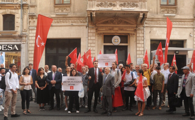 Τουρκία: Προκλητική εκδήλωση έξω από το Γενικό Προξενείο της Ελλάδας στην Κωνσταντινούπολη