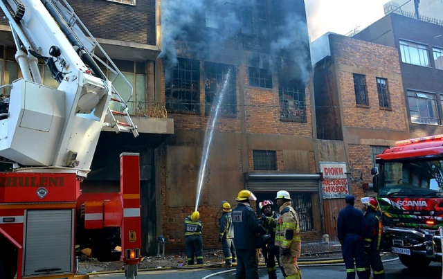 Τραγωδία στο Γιοχάνεσμπουργκ με 74 νεκρούς σε πυρκαγιά – Έμεναν σε εγκαταλελειμμένο κτήριο σε άθλιες συνθήκες