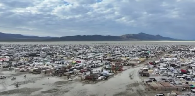 Burning Man: Χιλιάδες επισκέπτες εγκλωβίστηκαν στη λάσπη της ερήμου – Δείτε βίντεο