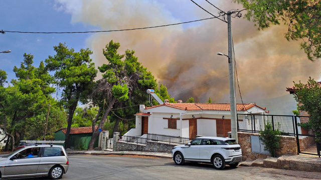 Φωτιά στην Σταμάτα: Περιορίζεται το μέτωπο της πυρκαγιάς – Μήνυμα από το 112 στους κατοίκους