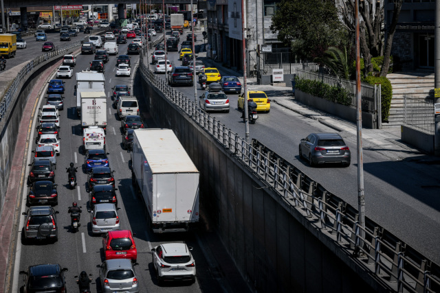 Κίνηση στους δρόμους: Καραμπόλα φορτηγού, αυτοκινήτου και μηχανής στην άνοδο του Κηφισού – Από μια λωρίδα η κυκλοφορία