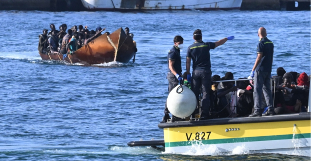 Νέες αφίξεις μεταναστών στην Λαμπεντούζα – Οι τιμές που ζητούν οι διακινητές