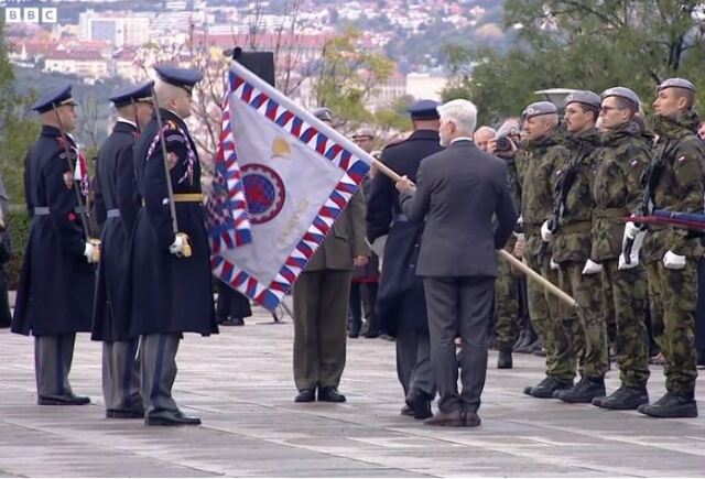 Ο πρόεδρος της Τσεχίας χτύπησε κατά λάθος με το κοντάρι σημαίας αξιωματικό στο κεφάλι – Δείτε βίντεο