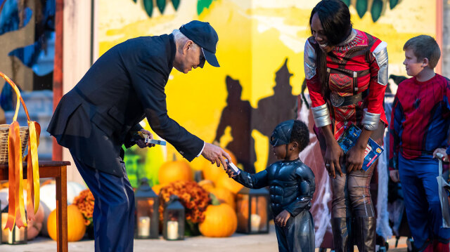 «Trick Or Treat» στον Λευκό Οίκο – Ο Μπάιντεν στο πάρτι με τα μασκαρεμένα παιδιά για το Χάλοουϊν