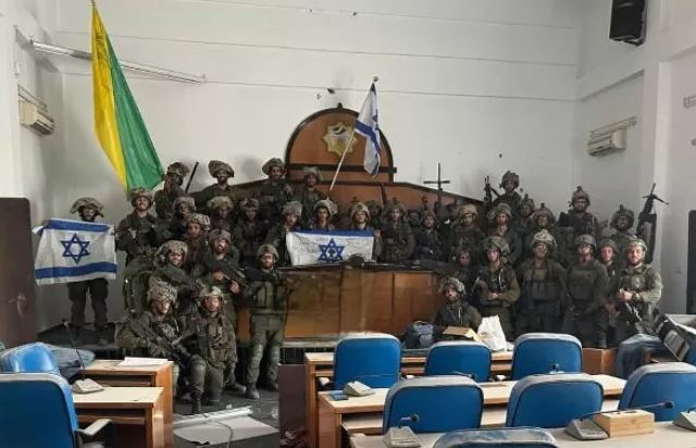 Ο IDF υψώνει την ισραηλινή σημαία στο «κοινοβούλιο» της Χαμάς στη Γάζα – Δείτε φωτογραφία