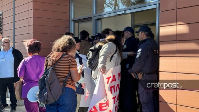 Στο Βενιζέλειο νοσοκομείο ο Μιχάλης Χρυσοχοϊδης