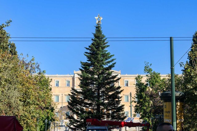 Δήμος Αθηναίων: Την Πέμπτη στις 18.00 ανάβει το Χριστουγεννιάτικο δέντρο στο Σύνταγμα – Φωταγωγείται η πόλη από άκρη σε άκρη