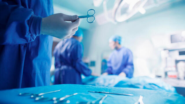 Βουλή: Κατατέθηκε η τροπολογία που παρέχει δυνατότητα χειρουργικών πράξεων σε δημόσια νοσοκομεία από ιδιώτες ιατρούς 