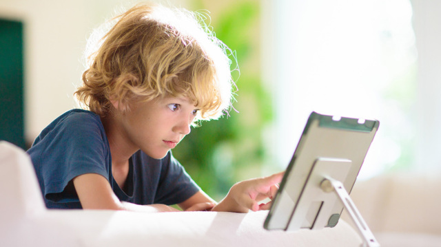Πώς η ψηφιακή ανάγνωση πλήττει τις δεξιότητες κατανόησης των παιδιών - Τι συνιστούν οι ειδικοί;