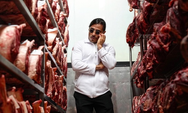 Salt Bae: Ήθελε να φλεξάρει με απόδειξη σχεδόν €110.000, αλλά πυροδότησε οργή – «Βροχή» τα σχόλια εις βάρος του