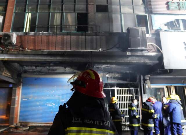 Κίνα: 12 συλλήψεις για την πυρκαγιά με δεκάδες νεκρούς σε εμπορικό κέντρο