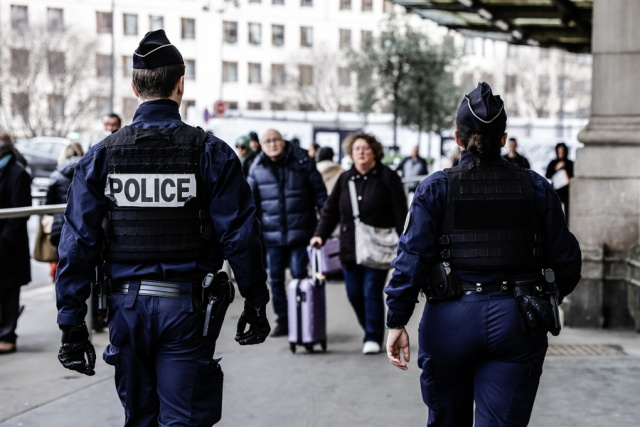 Γαλλία: Δεν θεωρείται τρομοκρατικό χτύπημα η επίθεση στο Παρίσι – Ψυχιατρικά προβλήματα ο δράστης