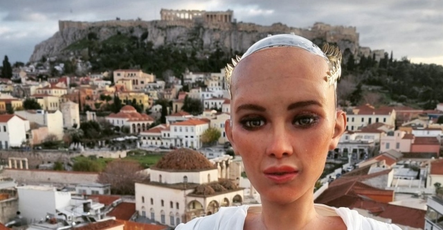 Στην Αθήνα η Σοφία, η πιο διάσημη τεχνητή νοημοσύνη - Φωτογραφήθηκε με φόντο την Ακρόπολη