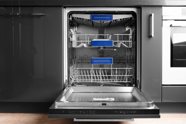 Μάθε να καθαρίζεις άψογα το πλυντήριο πιάτων σε 5 απλά βήματα