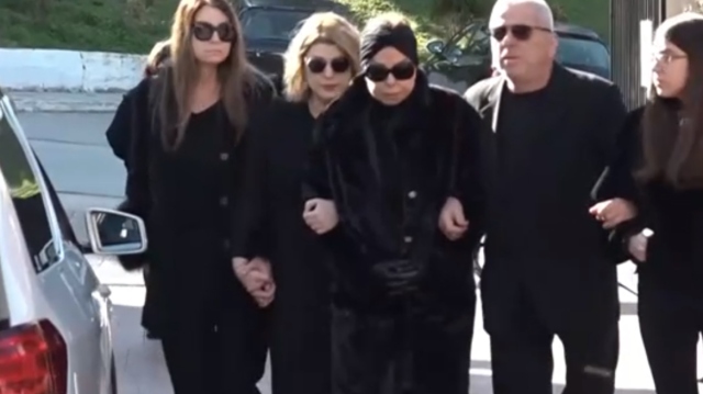 Άντζελα Δημητρίου: Υποβασταζόμενη από την κόρη της στην κηδεία της μητέρας της - Δείτε βίντεο
