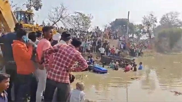 Ινδία: Όχημα με δεκάδες προσκυνητές κατέληξε σε λίμνη – Τουλάχιστον 24 νεκροί, ανάμεσά τους και παιδιά (βίντεο)