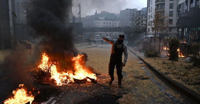 Έκρυθμη η κατάσταση στις Βρυξέλλες - Αγρότες έσπασαν τα κιγκλιδώματα της αστυνομίας και άναψαν φωτιές