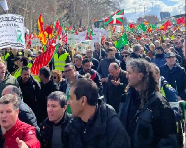 Ισπανία: «Ασφυκτιούμε» - Χιλιάδες αγρότες με τα τρακτέρ τους στους δρόμους της Μαδρίτης