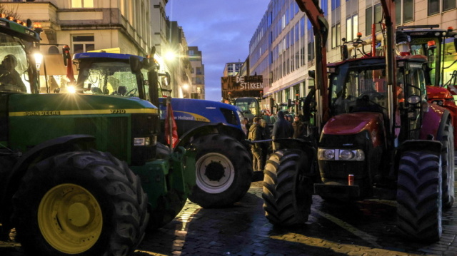 Βρυξέλλες: Βίντεο από τη στιγμή που αγρότες εκτοξεύουν... περιττώματα στους αστυνομικούς