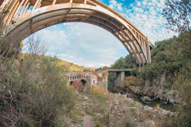 Καρύταινα: Κίνδυνος κατάρρευσης για τη «νέα γέφυρα» και τη βυζαντινή με το εκκλησάκι