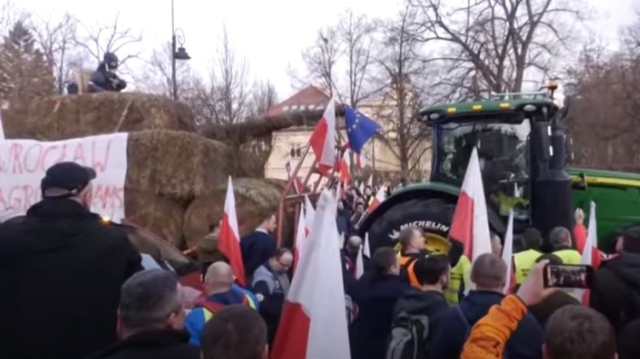 Πολωνία: Νέες κινητοποιήσεις αγροτών στη Βαρσοβία, έφτιαξαν τανκς από άχυρα - Δείτε βίντεο
