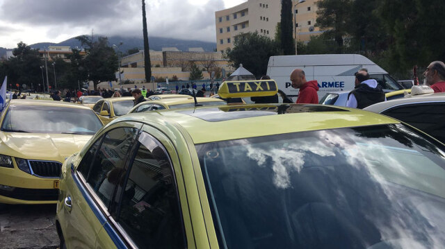 Απεργία: Χωρίς ταξί για 48 ώρες - Κατάληψη στο γραφείο της Χριστίνας Αλεξοπούλου από οδηγούς