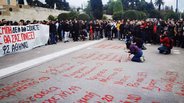 Σύνταγμα: Έγραψαν τα ονόματα των θυμάτων των Τεμπών μπροστά από το μνημείο του Αγνώστου Στρατιώτη