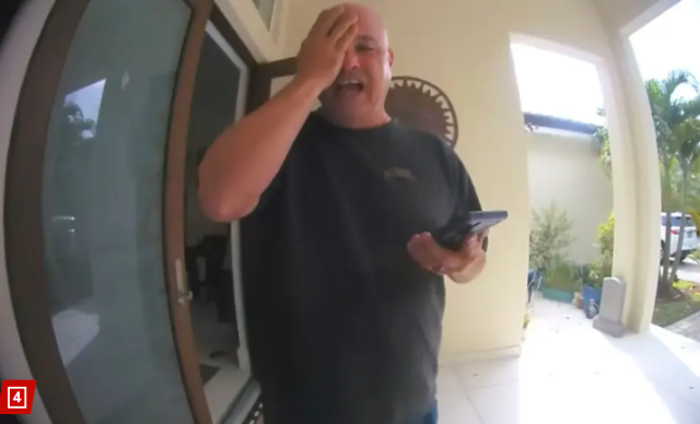 Σοκαριστικό βίντεο: Πατέρας ανακοινώνει μέσω θυροτηλεφώνου στη σύζυγό του ότι σκότωσε τον γιο τους
