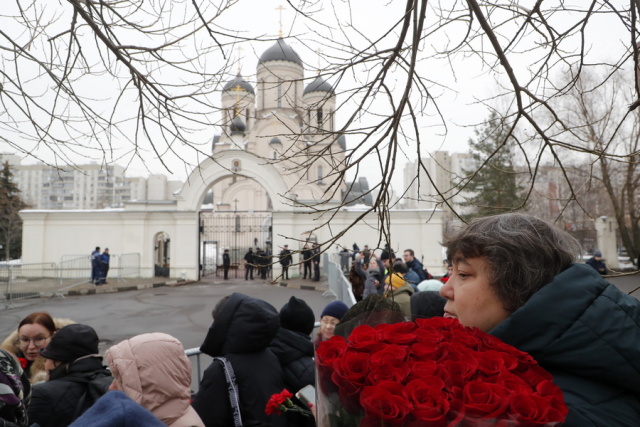 Αλεξέι Ναβάλνι: Ουρές έξω από την εκκλησία που θα γίνει η κηδεία του - Ίσως καθυστερήσει η έναρξη, λέει η εκπρόσωπός του