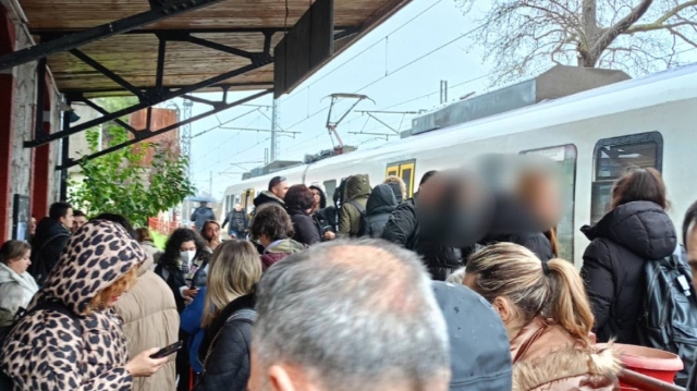 Θεσσαλονίκη: Ταλαιπωρία για τους επιβάτες του προαστιακού για Λάρισα - Έβγαιναν καπνοί (φωτογραφίες)